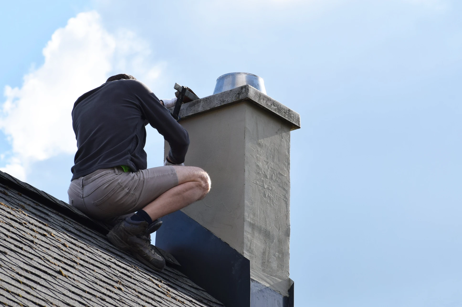 Technicien en combinaison de travail utilise une caméra d'inspection de canalisations sur pelouse extérieure