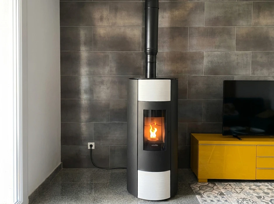 Poêle à granulés design cylindrique noir et blanc, marque Wodtke, en fonctionnement