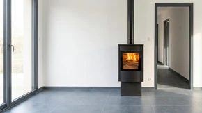 Pièce vide et lumineuse avec sol en carrelage gris anthracite